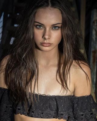 Australisches Teenie-Model Meika Woollard