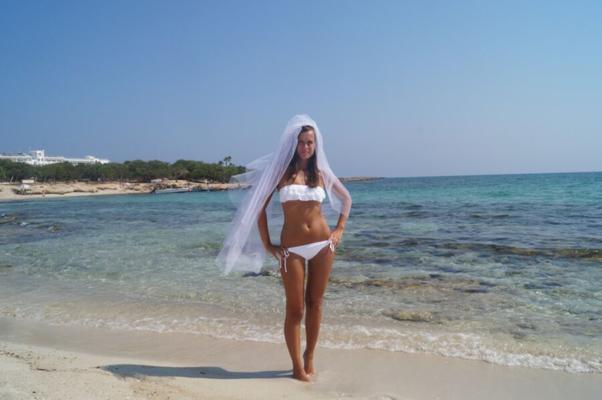 Jolie mariée blanche NN en bikini sur la plage (non nue)