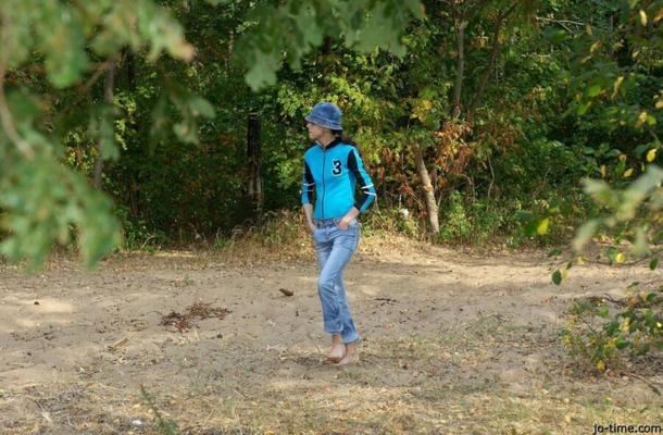 Adolescente flaco orina en el bosque