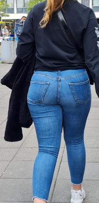 Caçada por mim - menina adolescente com uma bunda linda em jeans apertados