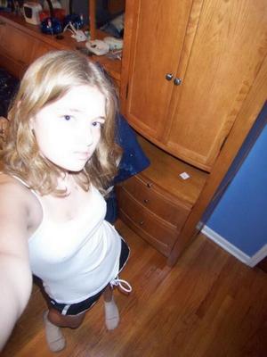 Une jolie teen Ginger faisant des selfies coquins