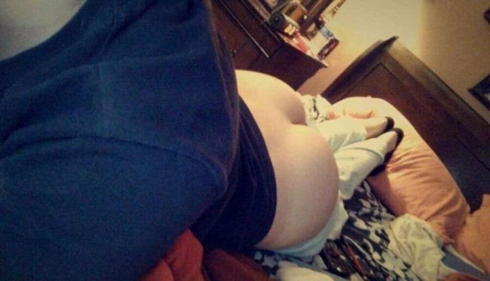 Adolescente com peitos bonitos e uma bunda cheia de bolhas