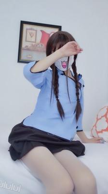 古い学生服を着た中国人学生のコスプレ