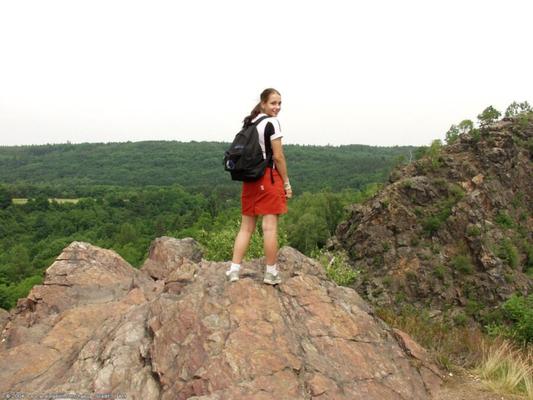 Fille sportive après l'escalade