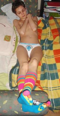 Maja adolescente polonesa de cueca branca e cabelo curto