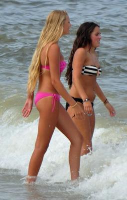 Adolescente rubia y morena de pelo largo: pareja sexy en el mar