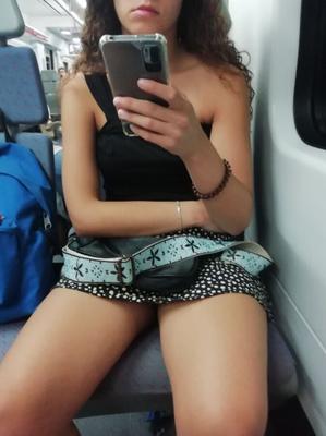 hermosa adolescente en el tren