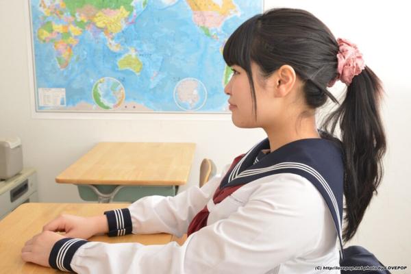 Asuka Hoshimi - colegiala se luce en el aula