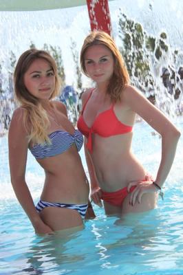 Ados en bikini attrayantes : chatte, visage ou cul ?