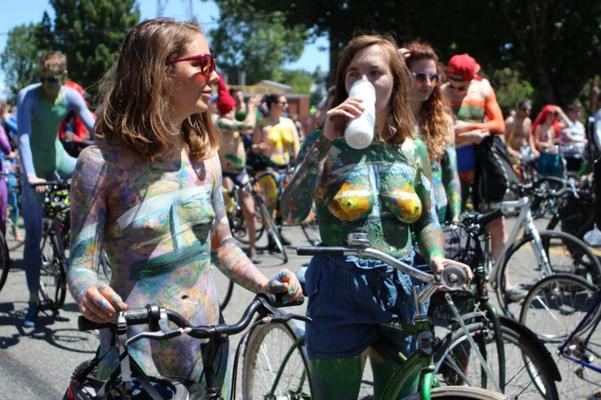 Paseos en bicicleta desnudos y protestas