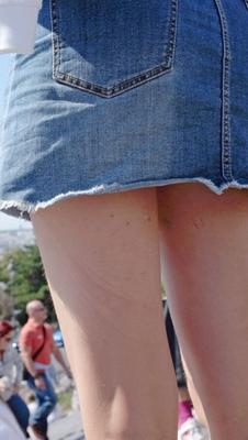 Cette teen candide en miniskirt jean a-t-elle une culotte ?