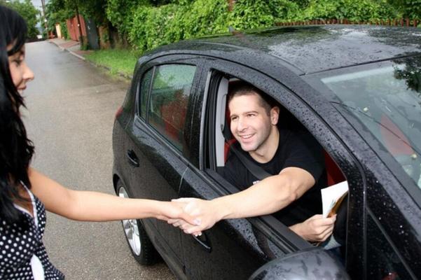 Teen wird von fremdem Taxifahrer bei ihrem Fotoshooting gefickt