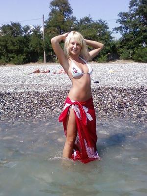 des filles sur la plage.