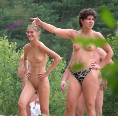 Nudistas en la playa de Moscú