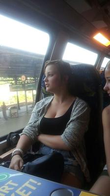 teen salope dans le bus