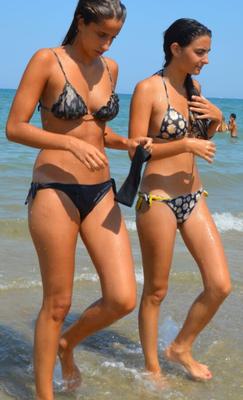 adolescents chauds en bikini marchant sur la plage