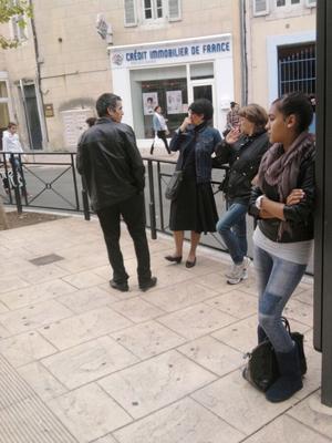 Adolescente Puta Morena Esperando El Autobús