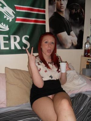 British Chav Teen adore les jupes hautes et les culottes clignotantes