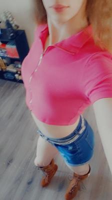 Sexy jugendlicher Femboy in Booty-Shorts und Absatzstiefeln