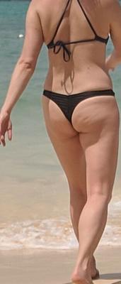 Ámbar en bikini tanga negro