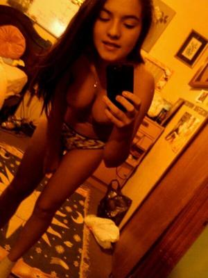 Joven latina tetona