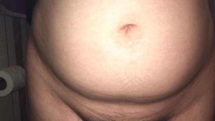 Quem quer gozar na minha barriga gordinha?