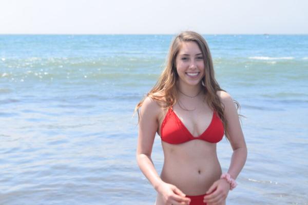 Hottie in roten und blauen Bikinis am Strand.