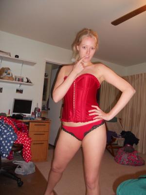 Blonde sexy baisée dans un corset rouge