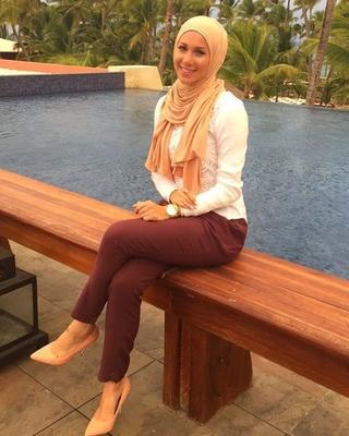 NORA - joven cachonda con hijabi