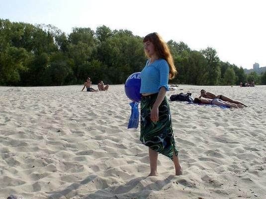 Belle jeune rousse nue sur la plage