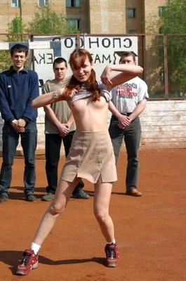 Cutie tiras en la cancha de baloncesto