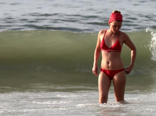 Hermosa en bikini rojo