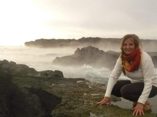 Jóvenes amigos en aguas termales de Islandia