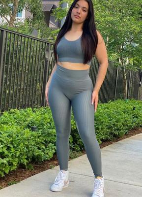 grey leggings latina model