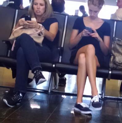 Adolescente e mãe no aeroporto.  