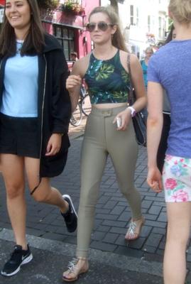 Candid Teens 37 – Enge Leggings im Jodphur-Stil