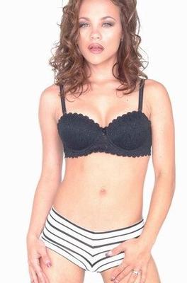 Gauge garde son soutien-gorge