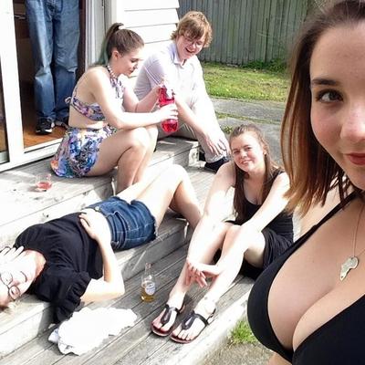 Facebook-Teenager in Bikini, Shorts und beim Monden