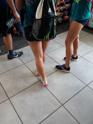 Salopes de volley-ball adolescentes au lycée