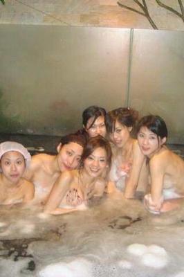 Nude Asian Babe se divertindo no Spa