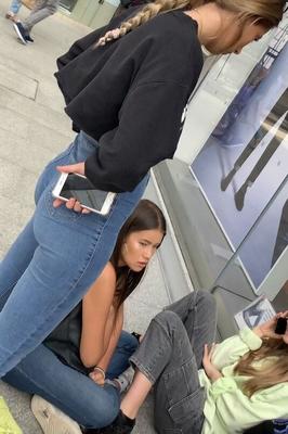 OMG!!! HORNY BRITISH TEEN ARSE IN JEANS!!! FAP FAP FAP