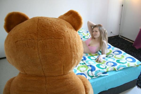 Sexe avec un ours en peluche