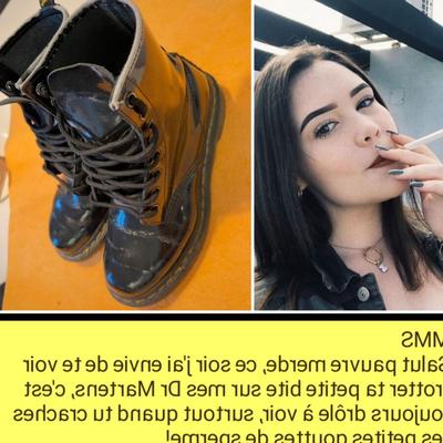 Französische Bildunterschrift (Francais) elle offre ses Dr. Martens puantes