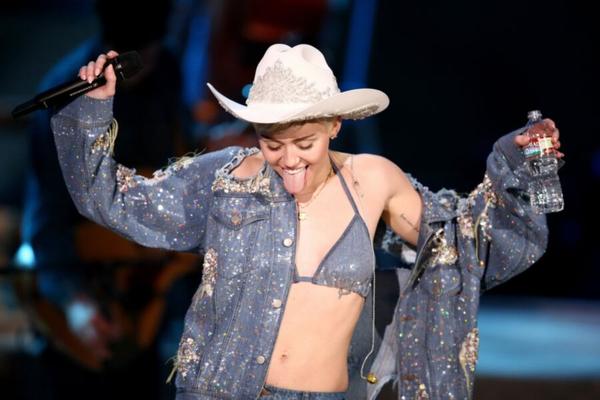 Miley Cyrus se apresentando com sutiã jeans