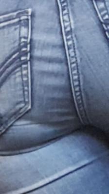 Bunda adolescente apertada em jeans azul leve VPL