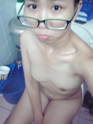 Petite Asiatique Qui Montre Comment �tre Sexy Sur La Toilette