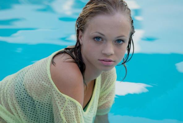 Am Pool – ALISON – Ein kleiner Teenager