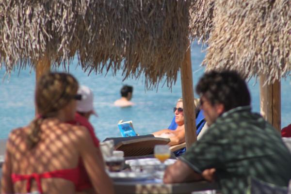 Une blonde surprise seins nus sur la plage d'Ornos, Mykonos !