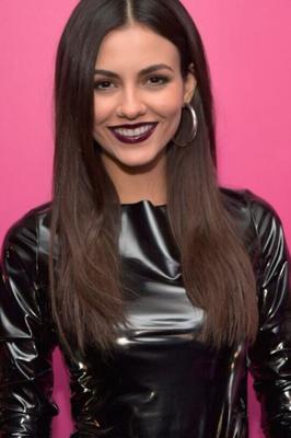 Victoria Justice tenue taquine chaude