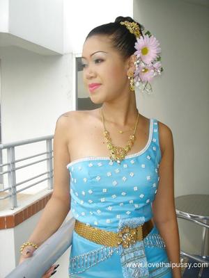 FEMMES PHILIPPINES EN ROBE TRADITIONNELLE MONTRANT NUE